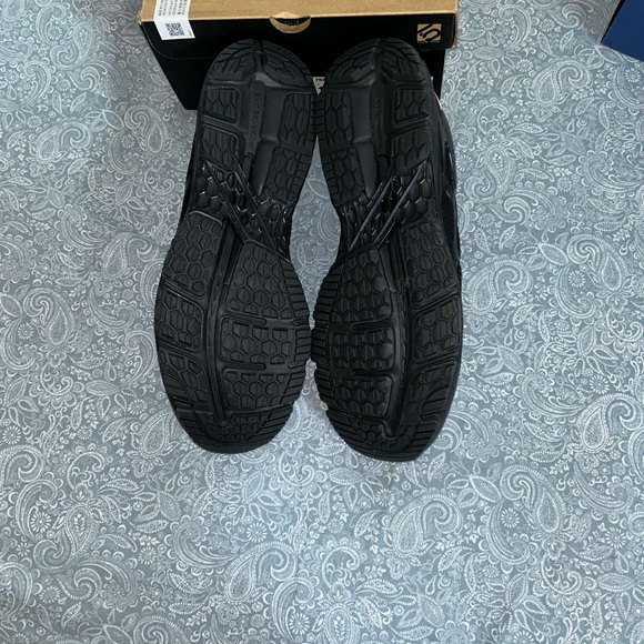 ASICS Gel-Kayano 25 Black Athletic Shoes - Picture 2 of 6
